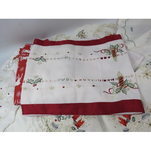 1092 - 8 x Christmas cushions, 5 x cushion covers, Table cloths, napkins, tea towels etc.