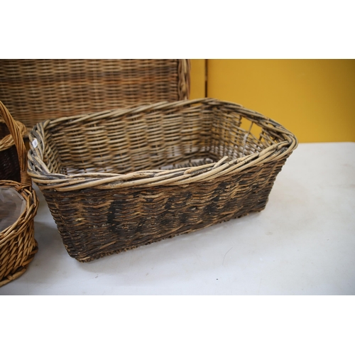 977 - Good Mixed lot of Vintage Wicker baskets. See photos.