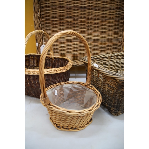 977 - Good Mixed lot of Vintage Wicker baskets. See photos.