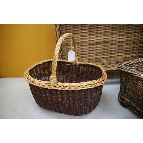 977 - Good Mixed lot of Vintage Wicker baskets. See photos.