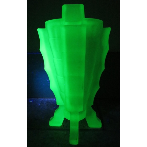 4 - Bagley Art deco green uranium glass vase with frog, 10