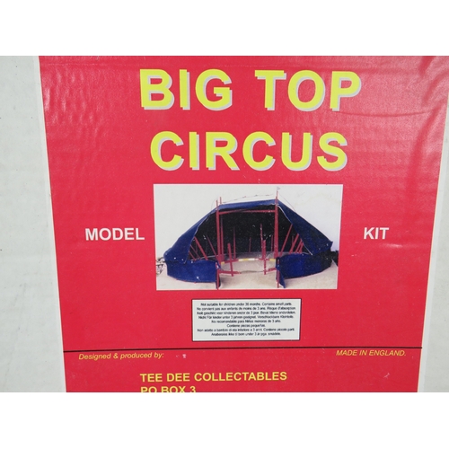 1024 - Corgi Classics Mickey Kiely Boxing set plus a Tee Dee, Big top Circus tent. Both boxed. See photos.