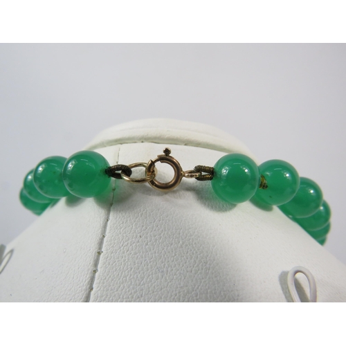 160 - Green jade stone necklace with 9ct gold clasp 16.5