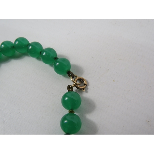 160 - Green jade stone necklace with 9ct gold clasp 16.5