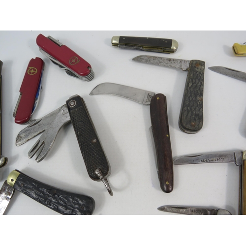 169 - Large selection of various vintage penkinves, multitool knives etc.