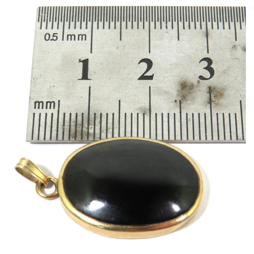 270 - Black Onyx Cabouchon pendant set in a 9ct Yellow Gold Mount .  Pendant measures approx 30 x 19 mm. s... 