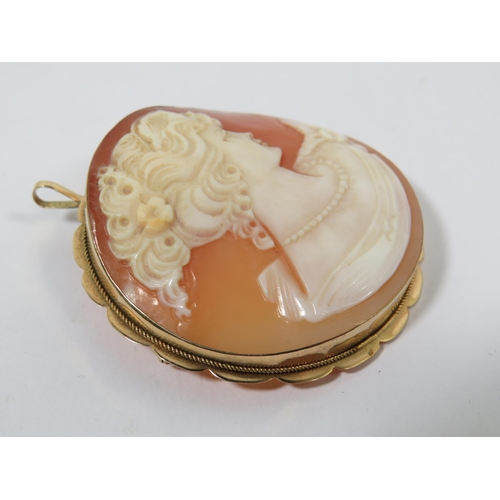 271 - Large Vintage Cameo Brooch/Pendant set in a 9ct Yellow Gold Mount.  45 x 45 mm.  Total weight 13.2g