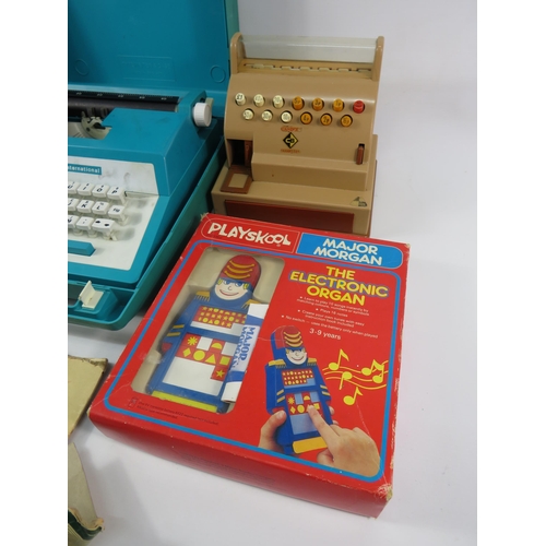 1054 - Various vintage toys and games including Major Morgan, Escalado, Vintage Till, Vulcan sewing machine... 