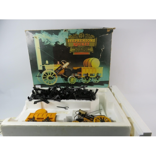 1055 - Hornby Railways Stephenson Rocket steam train set with 25ft of Track, Box is Tatty.