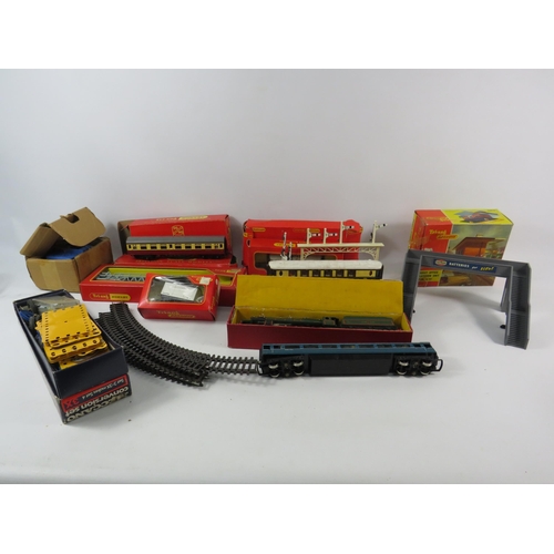 1061 - Triang Hornby train, carriages, and accessories including Ticket office, Signals and footbridge.