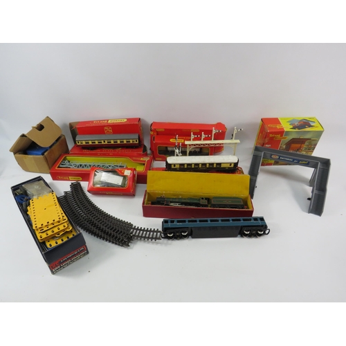 1061 - Triang Hornby train, carriages, and accessories including Ticket office, Signals and footbridge.