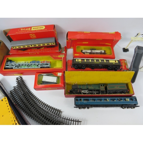 1061 - Triang Hornby train, carriages, and accessories including Ticket office, Signals and footbridge.