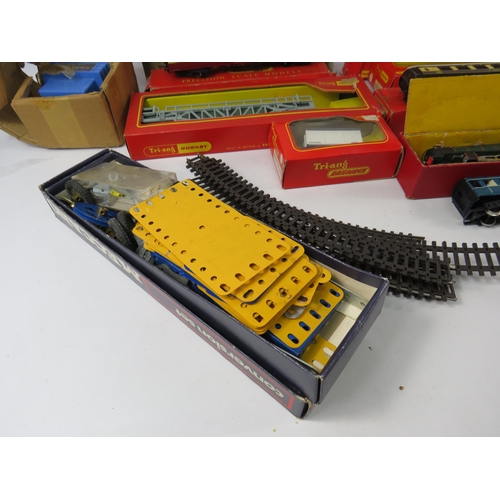 1061 - Triang Hornby train, carriages, and accessories including Ticket office, Signals and footbridge.