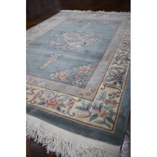 902 - Good Sized Wool rug in good condition with tasselled edges. Measures approx 80 x 54 inches. See phot... 