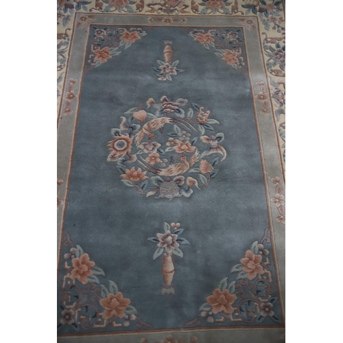 902 - Good Sized Wool rug in good condition with tasselled edges. Measures approx 80 x 54 inches. See phot... 