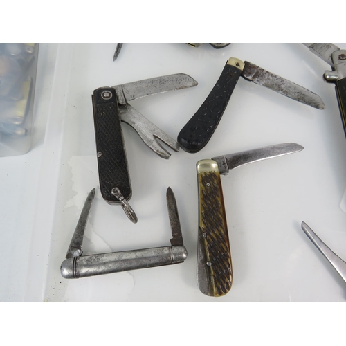 169 - Large selection of various vintage penkinves, multitool knives etc.