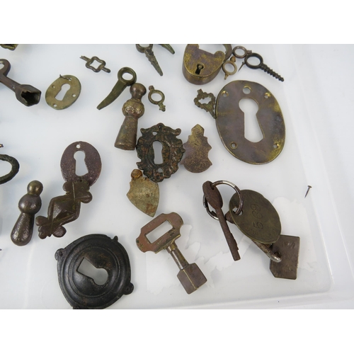 367 - Antique metal detecting finds relating to keys and locks.