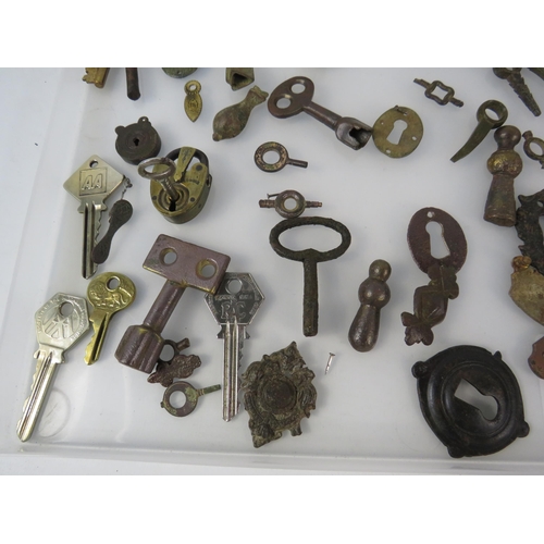 367 - Antique metal detecting finds relating to keys and locks.