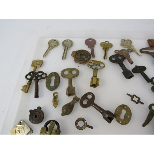 367 - Antique metal detecting finds relating to keys and locks.