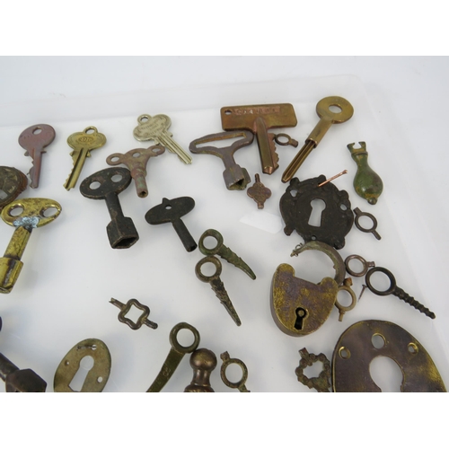 367 - Antique metal detecting finds relating to keys and locks.