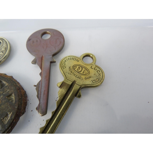 367 - Antique metal detecting finds relating to keys and locks.