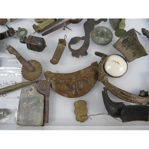 369 - Tray of various interesting metal detecting finds see pics including Jew's harps, Railway buttons et... 