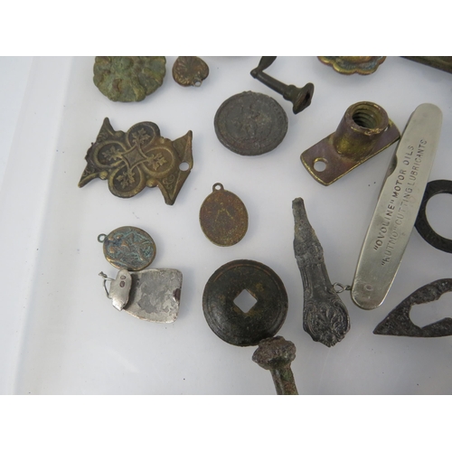 370 - Tray of various interesting metal detecting finds see pics including Jew's harps, Catholic pendant, ... 