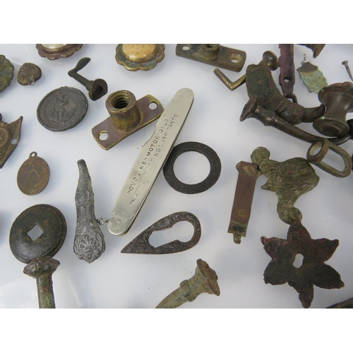 370 - Tray of various interesting metal detecting finds see pics including Jew's harps, Catholic pendant, ... 