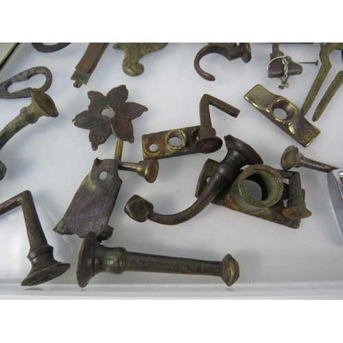 370 - Tray of various interesting metal detecting finds see pics including Jew's harps, Catholic pendant, ... 