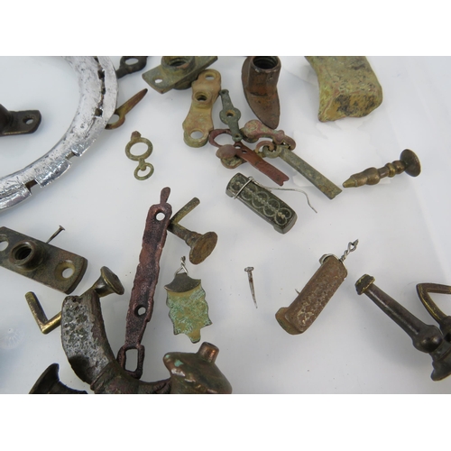 370 - Tray of various interesting metal detecting finds see pics including Jew's harps, Catholic pendant, ... 