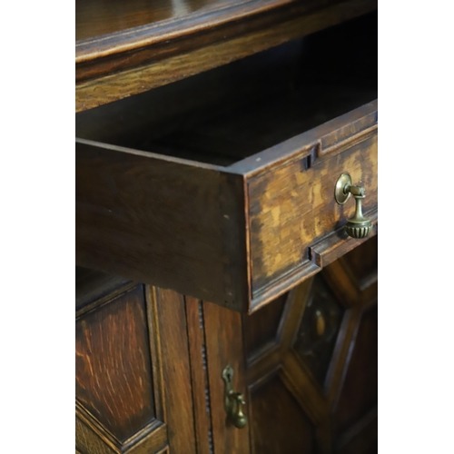 1206 - Lovely Victorian Buffet Dresser with lots of carved decorations. Made in Oak it measures approx H:58... 