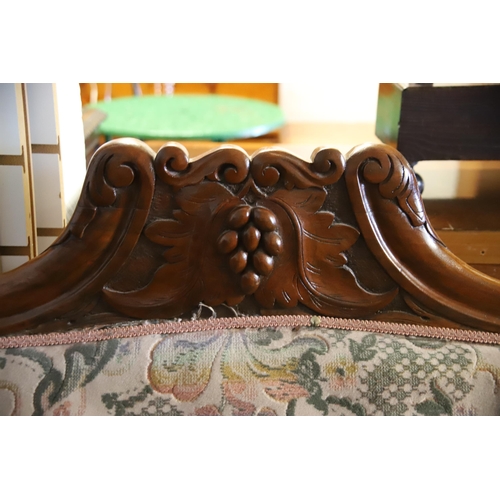 1207 - Stylish Victorian era sofa with exposed carved frame. In original condition and would benefit greatl... 