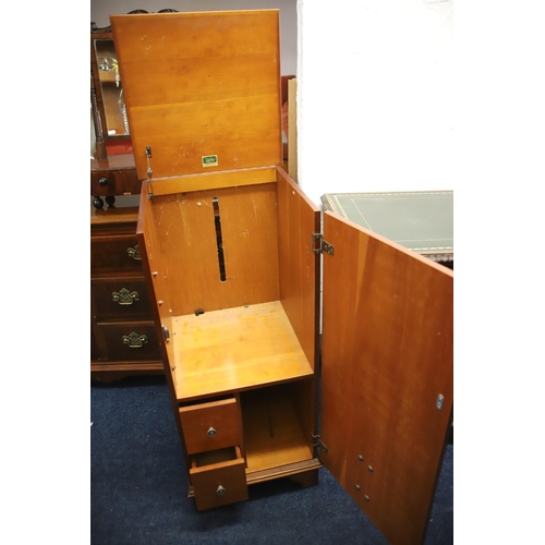 1222 - Leather topped kneehole desk which measures approx H:41 x W:48 x D:23 inches. Comes with an elongate... 