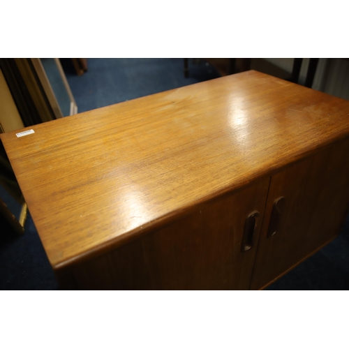 1237 - G-Plan Media unit in good condition.  H:21 x W:32 x D:18.  See photos