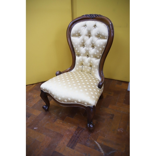 915 - Ballon back reproduction boudoir or nursing chair. Nicely upholstered in a lemon fabric. In excellen... 