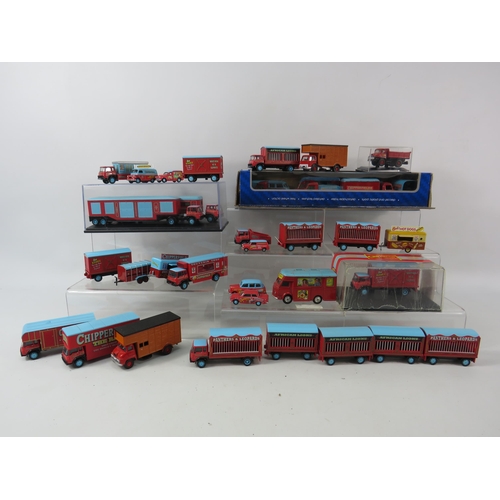 1082 - Corgi and Oxford diecast Chipperfield circus vehicles and trailers.