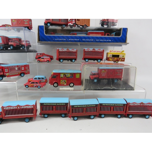 1082 - Corgi and Oxford diecast Chipperfield circus vehicles and trailers.