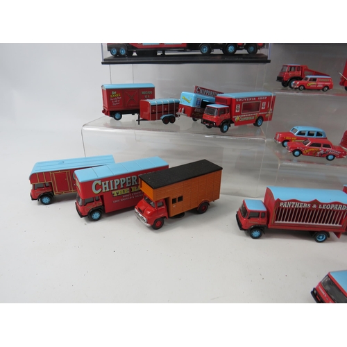 1082 - Corgi and Oxford diecast Chipperfield circus vehicles and trailers.