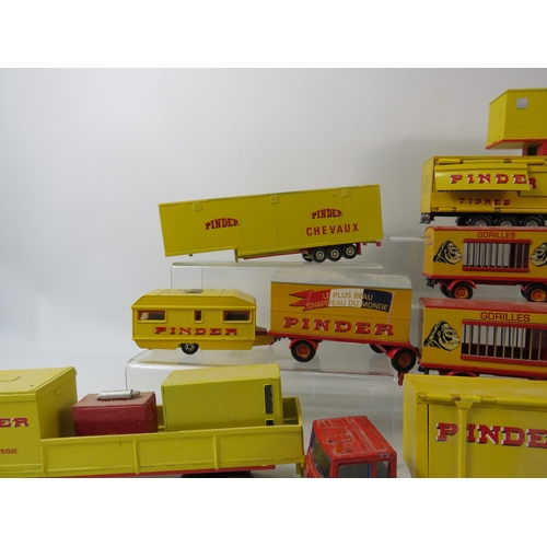 1084 - Various Corgi Pinder Circus animal trailers, caravan etc.