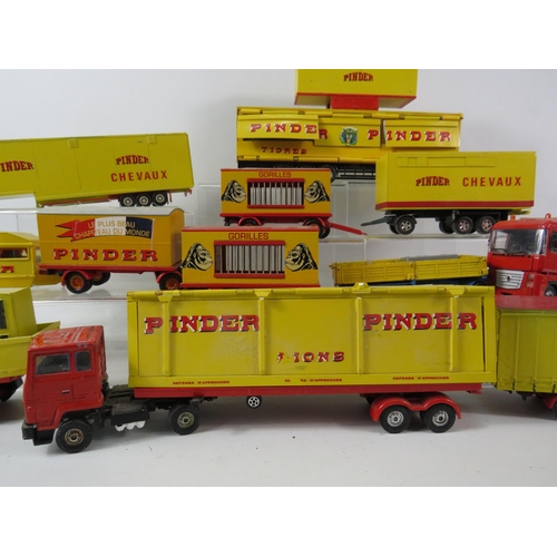 1084 - Various Corgi Pinder Circus animal trailers, caravan etc.