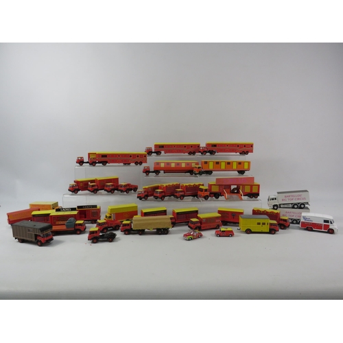 1085 - Large selection of Oxford diecast Bartellos circus vehicles, animal trailers etc.