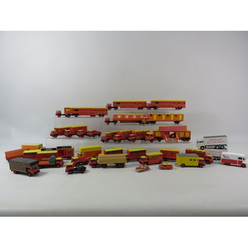 1085 - Large selection of Oxford diecast Bartellos circus vehicles, animal trailers etc.