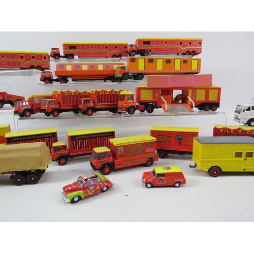 1085 - Large selection of Oxford diecast Bartellos circus vehicles, animal trailers etc.