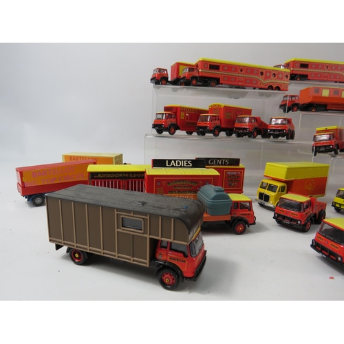 1085 - Large selection of Oxford diecast Bartellos circus vehicles, animal trailers etc.