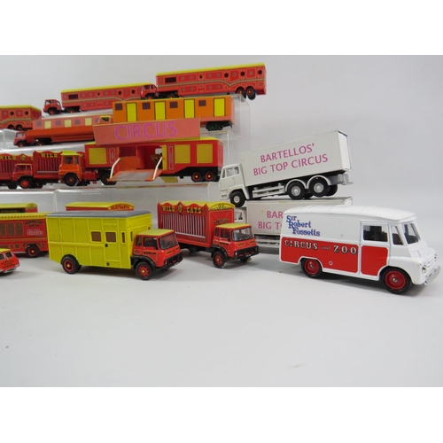 1085 - Large selection of Oxford diecast Bartellos circus vehicles, animal trailers etc.