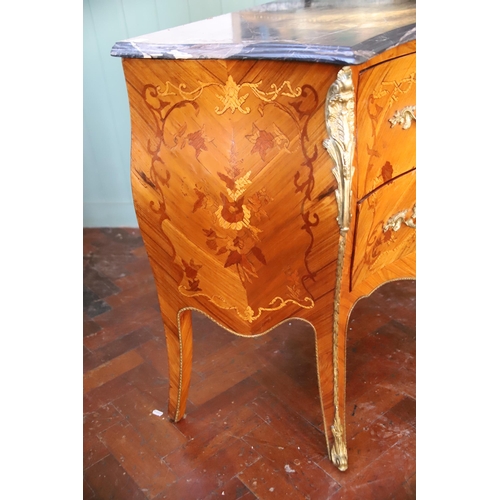 916 - Beautiful and good quality Bombe  chest drawers with inlaid marquetry. Marble top, in excellent cond... 