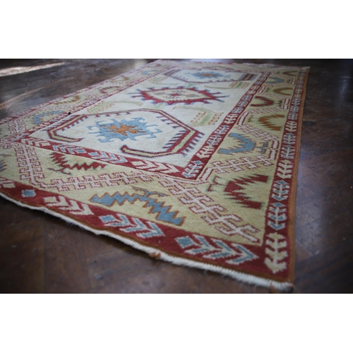 918 - Colourful Woolen rug which measures approx 72 x 45 inches in very good condition. See photos