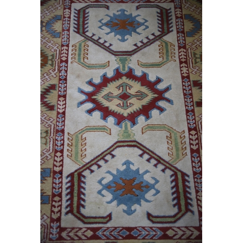 918 - Colourful Woolen rug which measures approx 72 x 45 inches in very good condition. See photos