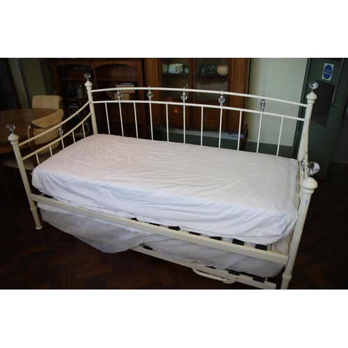 930 - Day Bed with extending base with extra mattress under. In clean and unused condition. Measures appro... 