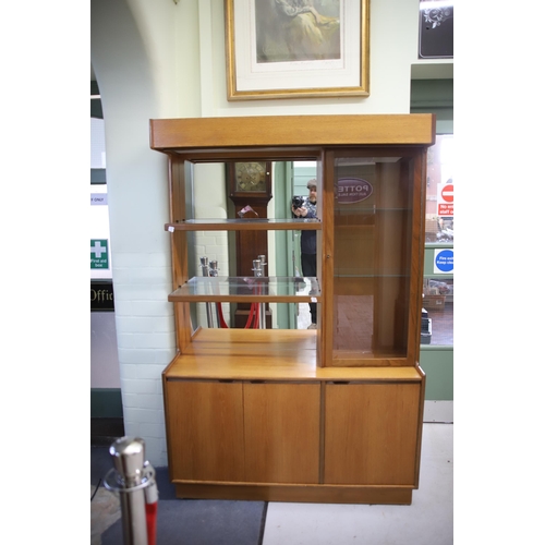 931 - Mid 20th Century Teak Wall unit by Turnbridge of London. In very good condition. H:72 x W:48 x D:16 ... 